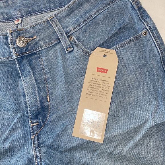 Levi Bermuda Mid Rise Slim through hip and thigh. New with tags. - Picture 2 of 8